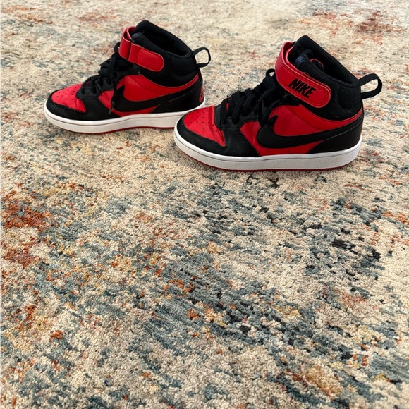 Nike Black and Gray Athletic Shoes - Picture 4 of 7